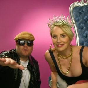 Sharon Stone se lache dans un clip de James Corden, Wanna Date Her?, réalisé pour son émission de télé, The Late Late Show. Vidéo extraite d'une vidéo publiée sur Youtube, le 5 mai 2016.