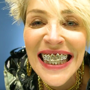 Sharon Stone se lache dans un clip de James Corden, Wanna Date Her?, réalisé pour son émission de télé, The Late Late Show. Vidéo extraite d'une vidéo publiée sur Youtube, le 5 mai 2016.