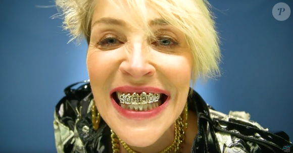Sharon Stone se lache dans un clip de James Corden, Wanna Date Her?, réalisé pour son émission de télé, The Late Late Show. Vidéo extraite d'une vidéo publiée sur Youtube, le 5 mai 2016.