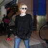 Sharon Stone arrive à l'aéroport LAX de Los Angeles le 15 mars 2016.