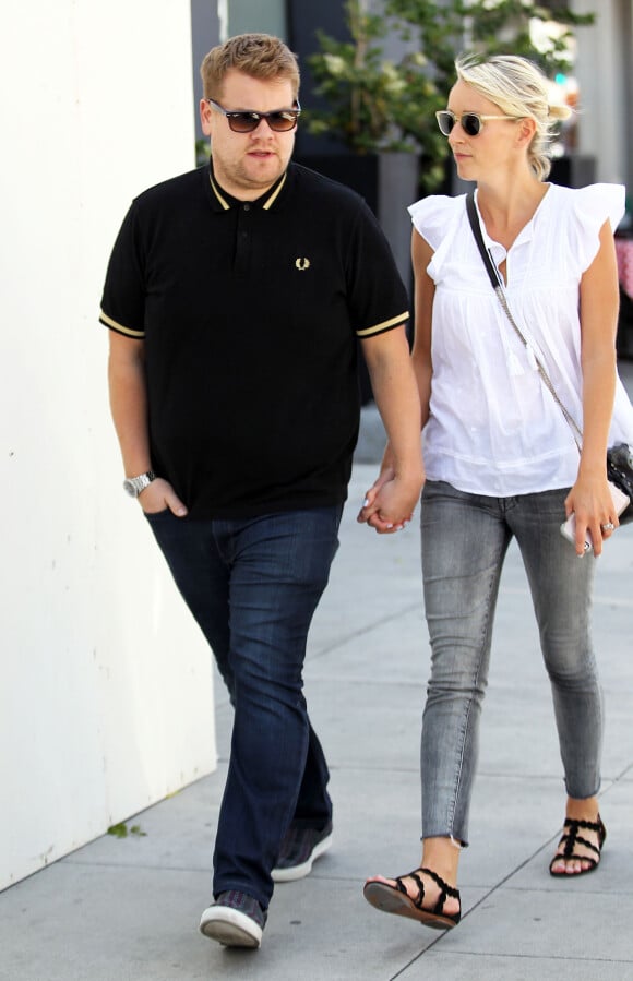L'acteur James Corden se promène avec sa femme Julia Carey à Beverly Hills le 21 Avril 2016.