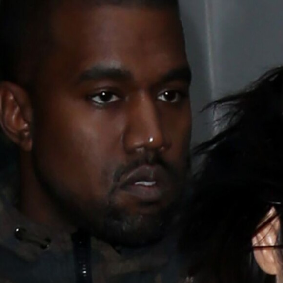 Kanye West et sa femme Kim Kardashian dans les rues de New York. Le 1er mai 2016  52041132 Rapper an designer Kanye West and Kim Kardashian out and about in New York City, New York on May 1, 2016. Kim wore a brown coat, white top and blue skirt while she was out.01/05/2016 - New York