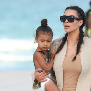 Exclusif - Prix Spécial - No web - No blog - Kim Kardashian et sa fille North - Les soeurs Kardashian sur la plage avec leurs filles lors de leurs vacances à Miami, le 22 avril 2016.  Please hide children's face prior to the publication No web - No blog For Germany call for price Exclusive Sisters Kardashian to the beach with their two daughters in Miami, Florida on April 22, 2016.22/04/2016 - Miami