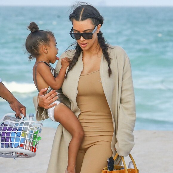 Exclusif - Prix Spécial - No web - No blog - Kim Kardashian et sa fille North - Les soeurs Kardashian sur la plage avec leurs filles lors de leurs vacances à Miami, le 22 avril 2016.  Please hide children's face prior to the publication No web - No blog For Germany call for price Exclusive Sisters Kardashian to the beach with their two daughters in Miami, Florida on April 22, 2016.22/04/2016 - Miami