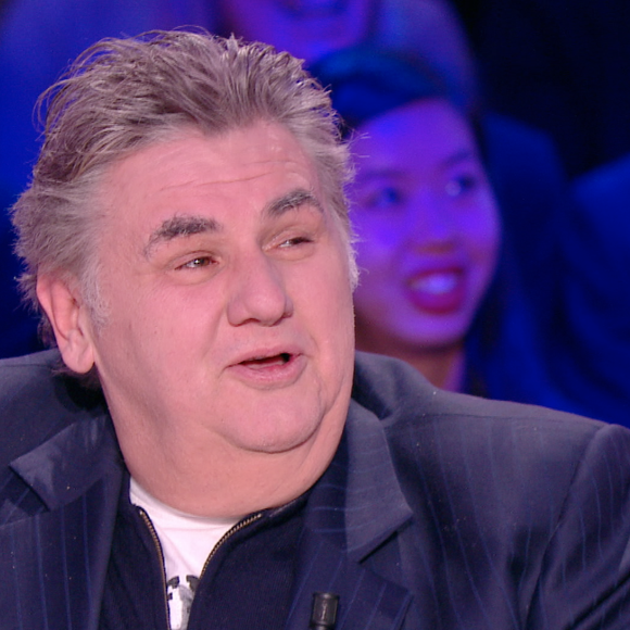 Fou rire pour Pierre Ménès, dans Faut pas abuser!, le mardi 10 mai 2016 à 21h00 sur D8.