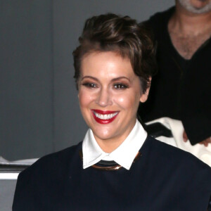 Alyssa Milano arrive devant l'immeuble des studios AOL à New York, le 7 avril 2016