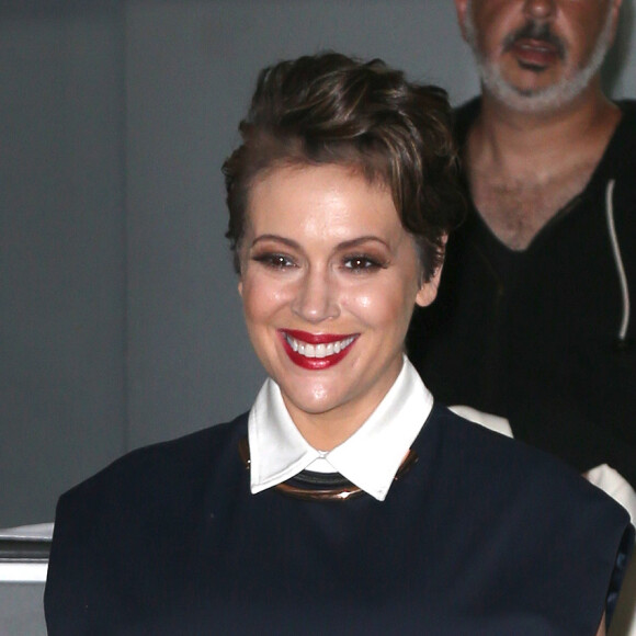 Alyssa Milano arrive devant l'immeuble des studios AOL à New York, le 7 avril 2016