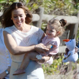 Exclusif - Alyssa Milano se promène avec sa fille Elizabella sur le tournage d'un spot publicitaire pour Atkins à Los Angeles. Le 19 novembre 2015 © CPA / Bestimage