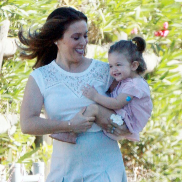 Exclusif - Alyssa Milano se promène avec sa fille Elizabella sur le tournage d'un spot publicitaire pour Atkins à Los Angeles. Le 19 novembre 2015 © CPA / Bestimage