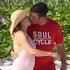 Exclusif - Alyssa Milano et son mari Dave Bugliari sur une plage aux Bahamas le 5 novembre 2015