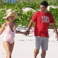 Exclusif - Alyssa Milano et son mari Dave Bugliari sur une plage aux Bahamas le 5 novembre 2015