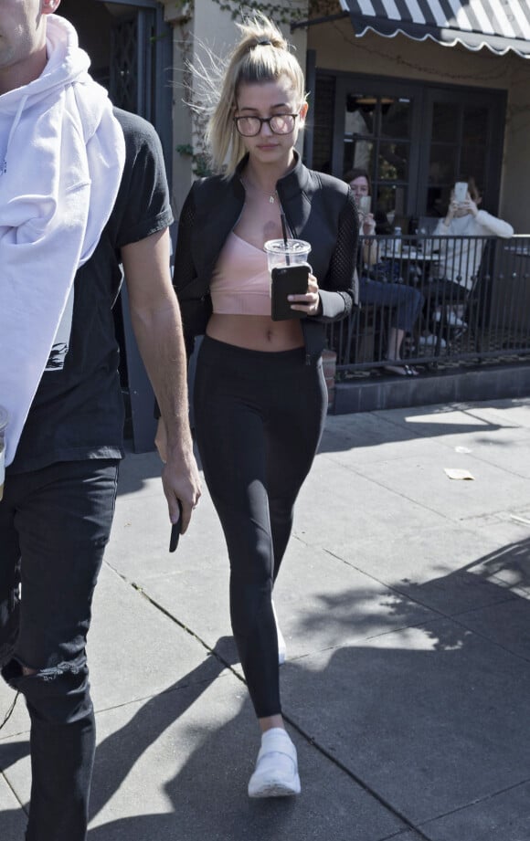 Hailey Baldwin, un hématome dans le décolleté, se promène dans les rues de Los Angeles, le 27 avril 2016