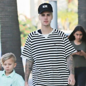 Exclusif - Justin Bieber se rend avec son petit frère Jaxon dans un salon de coiffure à Beberly Hills le 13 février 2016.