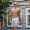 Exclusif - Prix spécial - Justin Bieber se relaxe avec des amis au bord de la piscine de la 'Versace Mansion’ en buvant un cocktail à Miami, le 9 décembre 2015  For germany call for price Exclusive - Pop star Justin Bieber shows off his fit physique and tattoos while cooling off at the Versace Mansion in Miami, Florida on December 9, 2015. Justin, who recently returned from London, was seen enjoying a frozen cocktail with friends at the famous luxury hotel.09/12/2015 - Miami