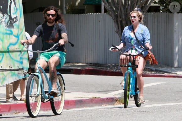 Exclusif - Kesha et son compagnon Brad Ashenfelter se baladent à vélo à Los Angeles le 1er mai 2016. © CPA / Bestimage