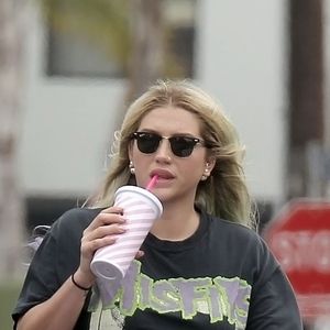 Exclusif - Kesha se balade à vélo à Los Angeles, le 7 avril 2016. © CPA/Bestimage
