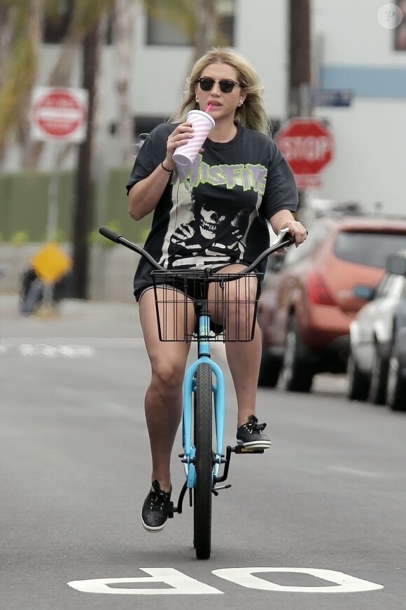 Exclusif - Kesha se balade à vélo à Los Angeles, le 7 avril 2016. © CPA/Bestimage