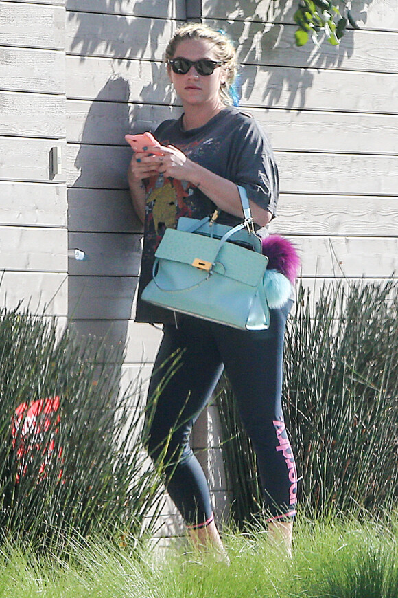 Exclusif - La chanteuse Kesha quitte le domicile d'un ami à Los Angeles le 14 mars 2016.