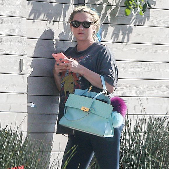 Exclusif - La chanteuse Kesha quitte le domicile d'un ami à Los Angeles le 14 mars 2016.
