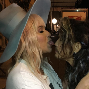 Kesha a publié une photo d'elle avec Steven Tyler sur sa page Instagram, le 9 mai 2016