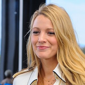 Blake Lively, enceinte, arrive à l'aéroport de Nice. Le 9 mai 2016.