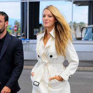Blake Lively, enceinte, arrive à l'aéroport de Nice. Le 9 mai 2016.