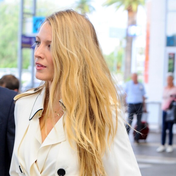 Blake Lively, enceinte, arrive à l'aéroport de Nice. Le 9 mai 2016.