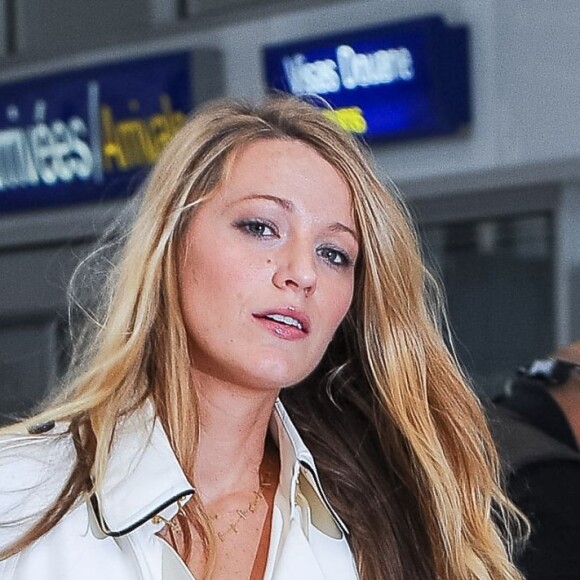 Blake Lively, enceinte, arrive à l'aéroport de Nice. Le 9 mai 2016.