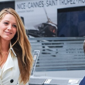 Blake Lively, enceinte, arrive à l'aéroport de Nice. Le 9 mai 2016.