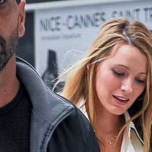 Blake Lively, enceinte, arrive à l'aéroport de Nice. Le 9 mai 2016.