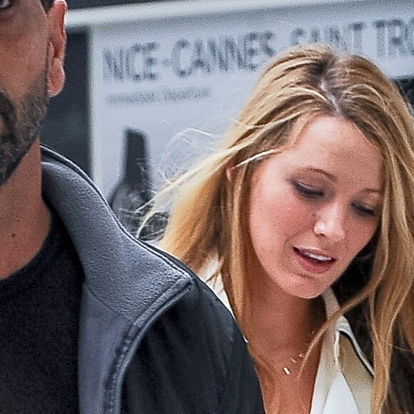 Blake Lively, enceinte, arrive à l'aéroport de Nice. Le 9 mai 2016.