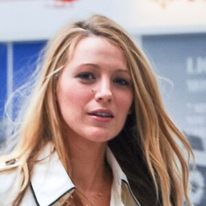 Blake Lively, enceinte, arrive à l'aéroport de Nice. Le 9 mai 2016.