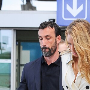 Blake Lively, enceinte, arrive à l'aéroport de Nice. Le 9 mai 2016.