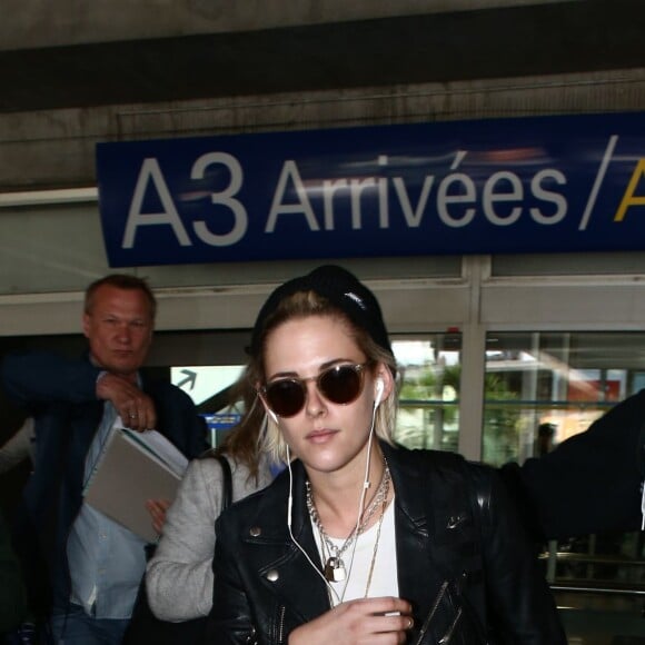 Kristen Stewart arrive à l'aéroport de Nice, le 9 mai 2016.