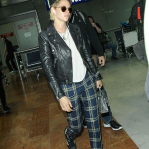 Kristen Stewart arrive à l'aéroport de Nice, le 9 mai 2016.
