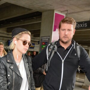 Kristen Stewart arrive à l'aéroport de Nice, le 9 mai 2016.