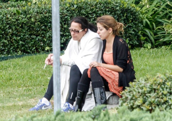Donna Allemand, et sa soeur ainée, attendent devant l'hôpital où Gia a été hospitalisée, le 14 août 2013 - Gia Allemand est malheureusement décédée