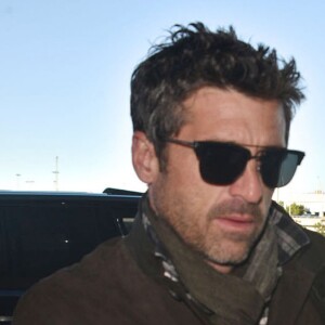 Patrick Dempsey prend un vol à l'aéroport de Los Angeles, le 16 novembre 2015