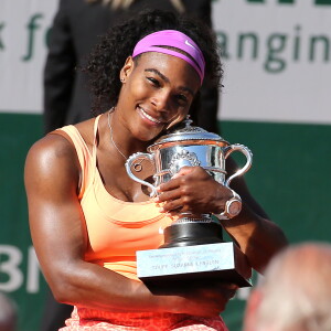 Serena Williams reçoit son trophée en remportant la finale des Internationaux de tennis de Roland-Garros à Paris, en battant Lucie Safarova, le 6 juin 2015.