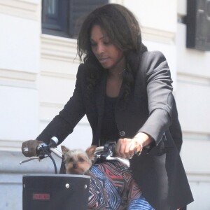 Exclusif - Serena Williams fait du velo avec son chien Chip dans les rues de Madrid le 5 mai 2013.