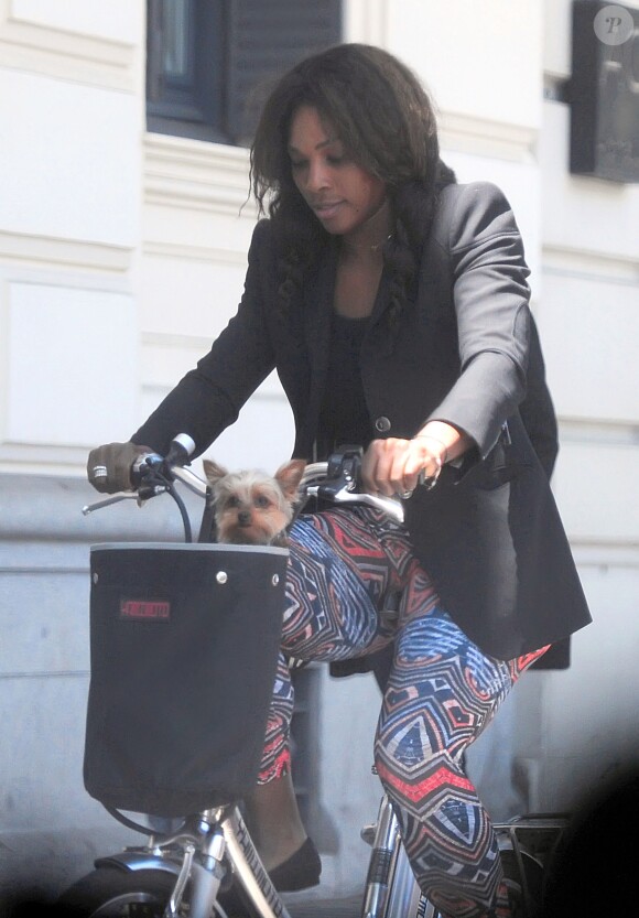 Exclusif - Serena Williams fait du velo avec son chien Chip dans les rues de Madrid le 5 mai 2013.