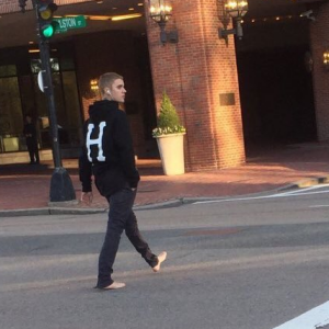 Plusieurs internautes ont photographiés Justin Bieber en train de marcher pieds nus dans les rues de Boston, le 9 mai 2016. Photo publiée sur Twitter, le 10 mai 2016