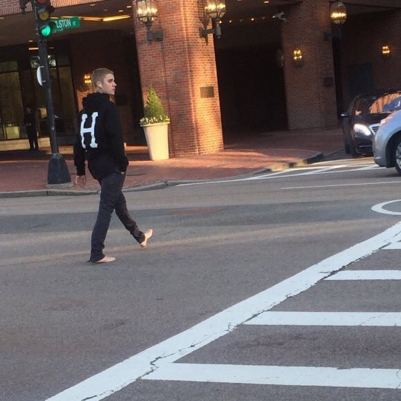 Plusieurs internautes ont photographiés Justin Bieber en train de marcher pieds nus dans les rues de Boston, le 9 mai 2016. Photo publiée sur Twitter, le 10 mai 2016