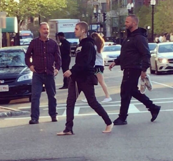 Plusieurs internautes ont photographiés Justin Bieber en train de marcher pieds nus dans les rues de Boston, le 9 mai 2016. Photo publiée sur Twitter, le 10 mai 2016