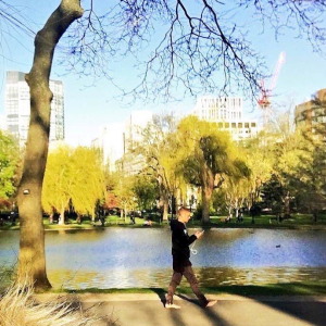 Plusieurs internautes ont photographiés Justin Bieber en train de marcher pieds nus dans les rues de Boston, le 9 mai 2016. Photo publiée sur Twitter, le 10 mai 2016