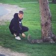 Plusieurs internautes ont photographiés Justin Bieber en train de s'amuser avec un écureuil dans un parc de Boston, le 9 mai 2016. Photo publiée sur Twitter.