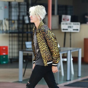 Justin Bieber et toute son équipe sont allés dans un Starbucks à Los Angeles. Justin arbore une nouvelle coupe de cheveux long et blond platine. Le 22 mars 2016