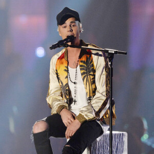 Justin Bieber (Meilleur artiste masculin international) à la Cérémonie des BRIT Awards 2016 à l'O2 Arena à Londres, le 24 février 2016.