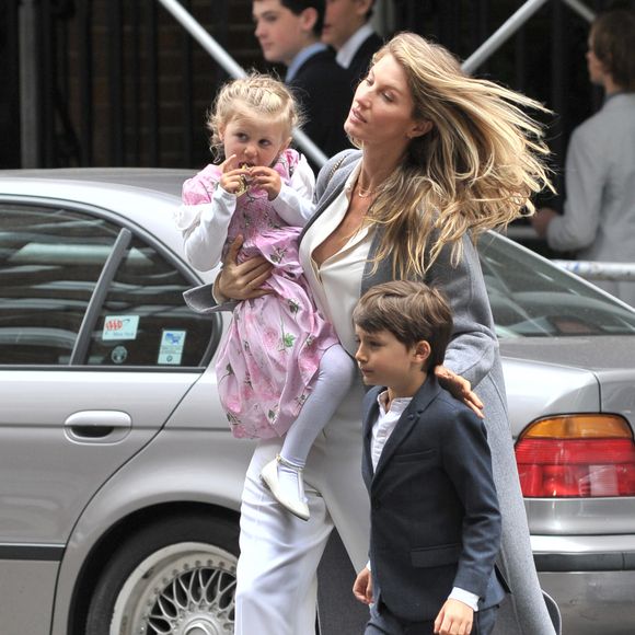 Gisele Bundchen en compagnie de son mari Tom Brady et de leurs enfants Benjamin Brady et Vivian Lake Brady se rendent à la messe à New York le 29 avril 2016.