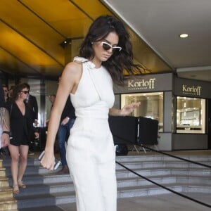 Exclusif - Kendall Jenner et sa mère Kris quittent l'hôtel JW Marriott Cannes lors du 69ème festival international du film le 12 mai 2016. © Pierre Perusseau / Bestimage